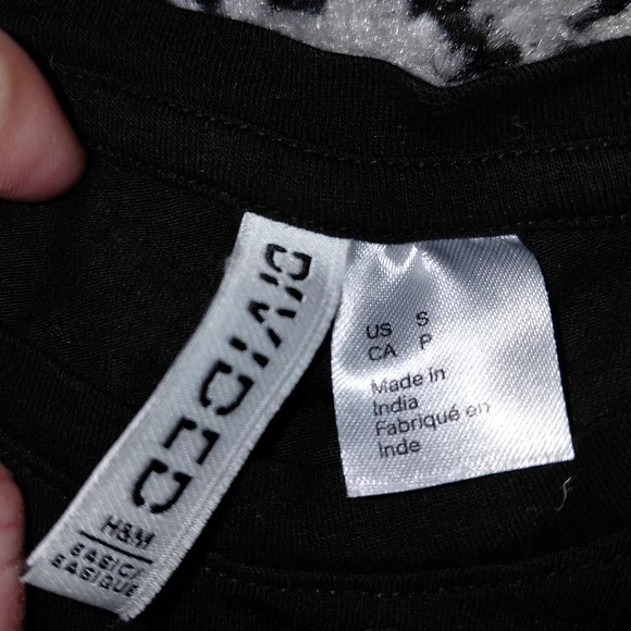 H&M Divided Black Long Sleeve T-Shirt - Size S - Essential Basic - Picture 13 of 14